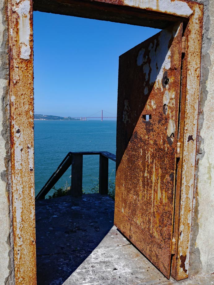 blick-aus-verrosteter-gefaengnistuer-in-alcatraz-auf-die-golden-gate-bridge