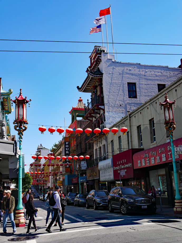strasse-in-chinatown-in-san-francisco-mit-roten-lampions