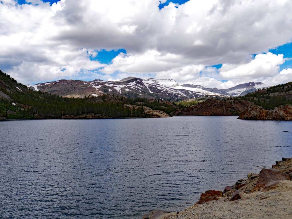 schneebedeckte-berge-auf-tioga-pass-am-see-im-yosemite