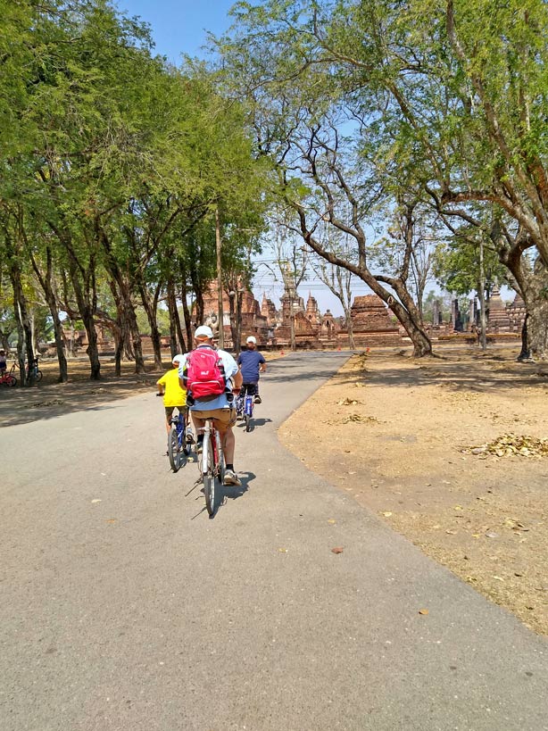 fahrrad fahren geschichtspark sukhothai mit kindern