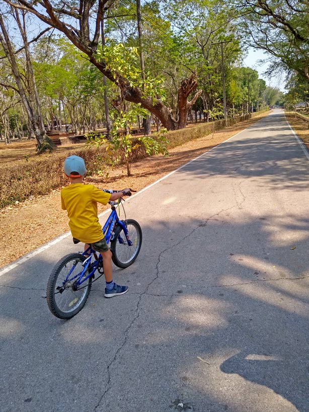 fahrrad-fahren-sukhothai-mit-kindern