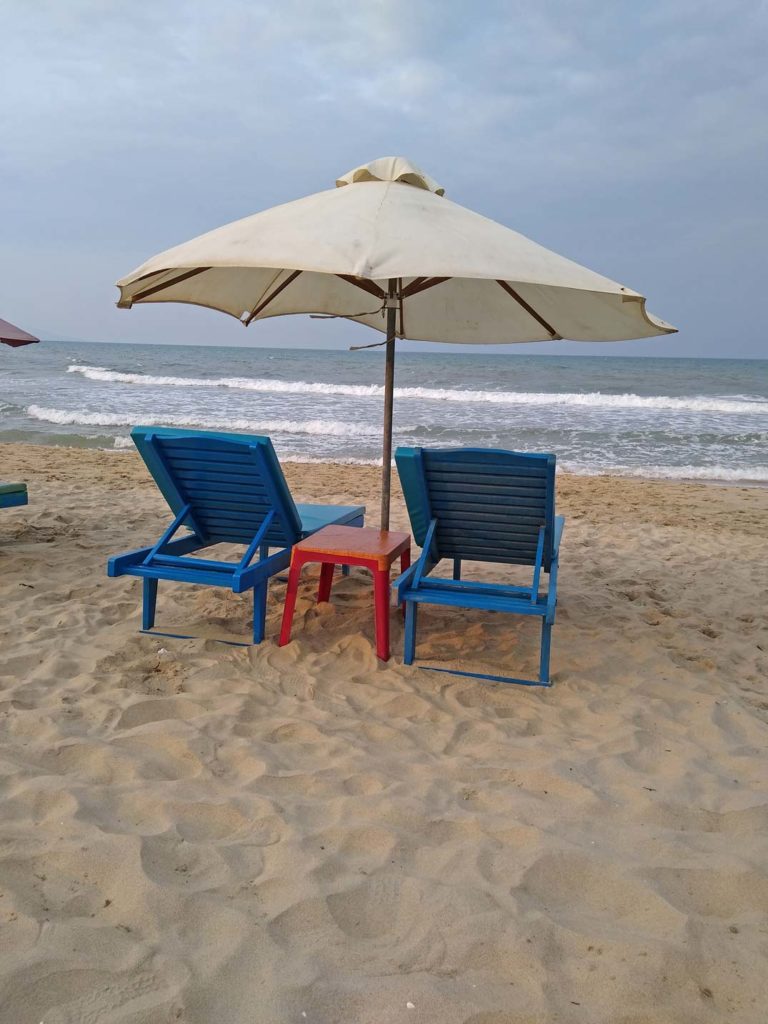 zwei-blaue-liegestuehle-mit-sonnenschirm-am-an-bang-beach-in-hoi-an