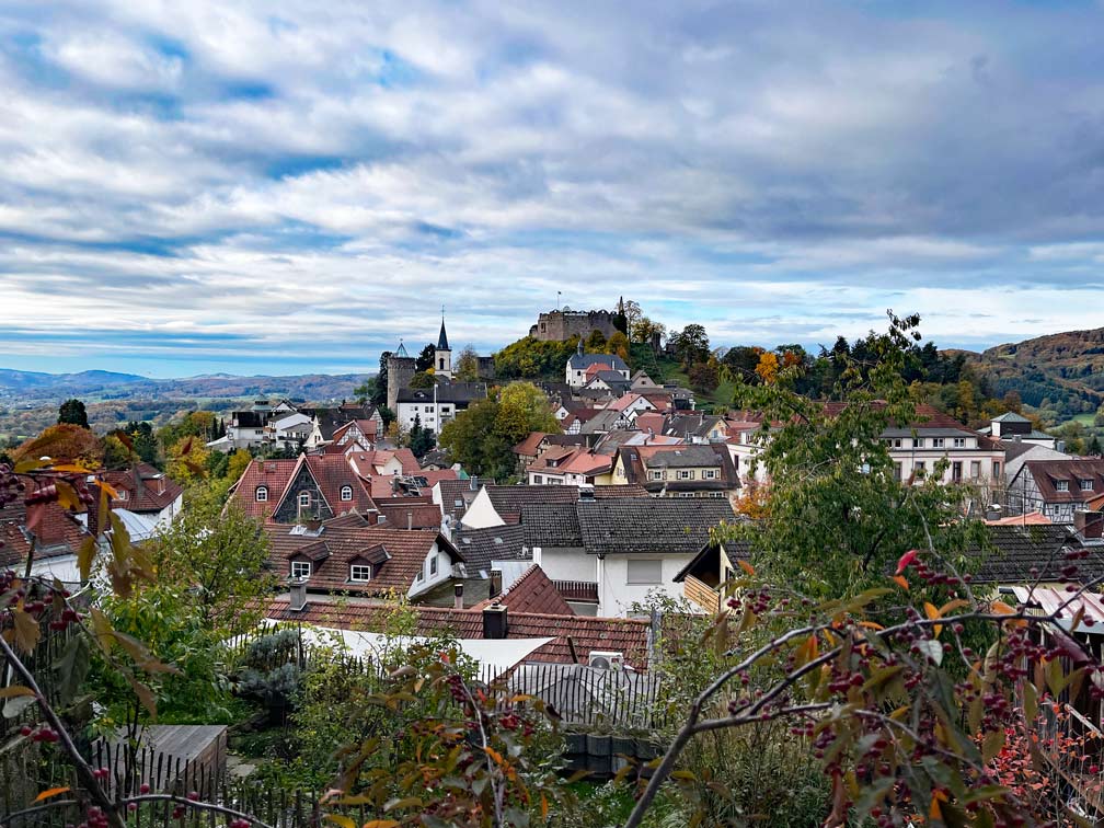 blick-auf-burg-lindenfels-und-ueber-hausdaecher