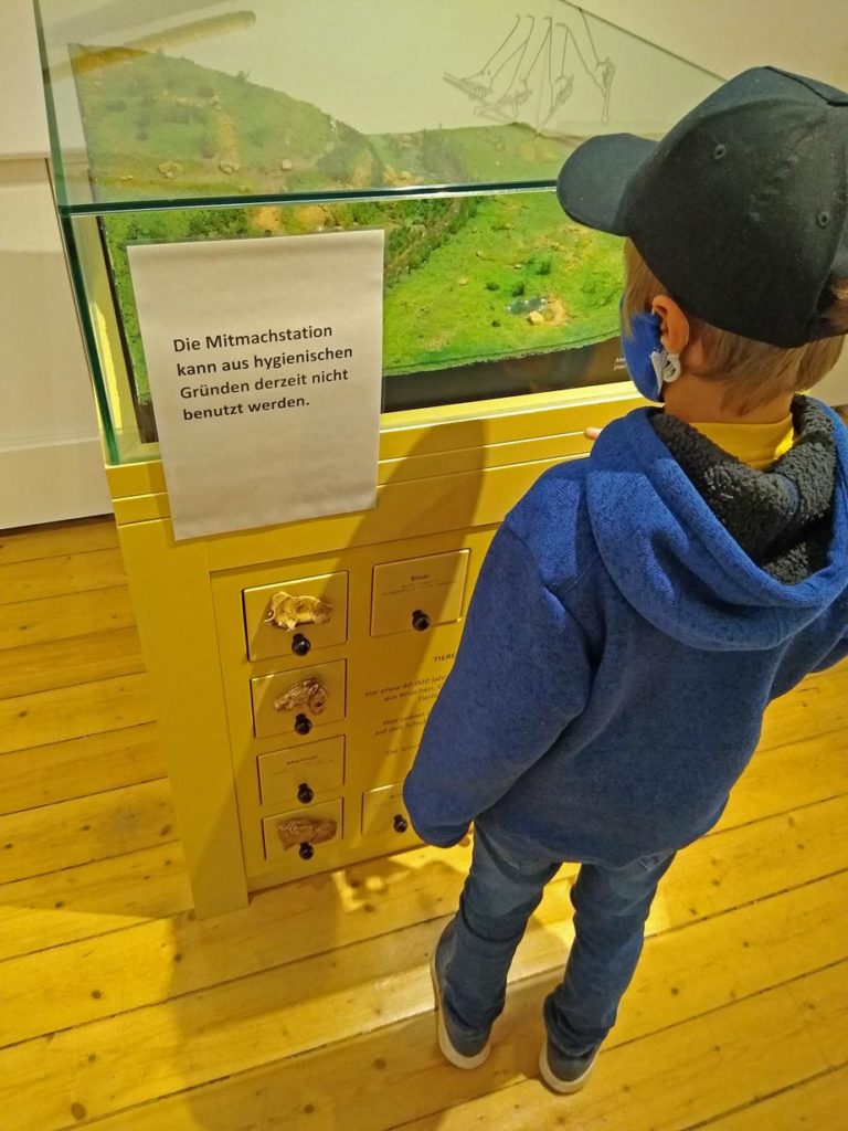 kind-vor-ausstellungsstueck-im-museum-korbach-ausflugsziel-edersee-mit-kindern