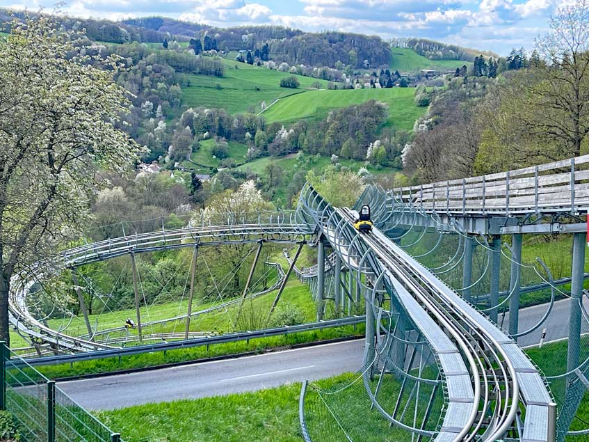 sommerrodelbahn-strecke-im-odenwald-ueber-gruene-wiesen