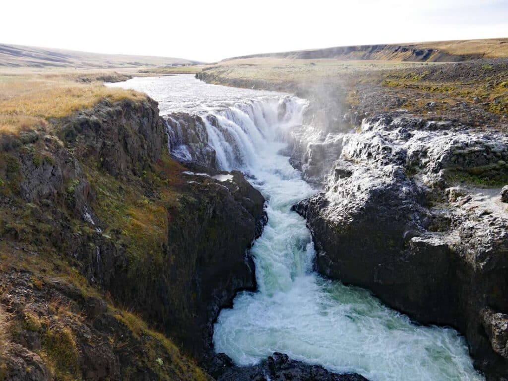 wasserfall-ergiesst-sich-in-schlucht-auf-nordisland