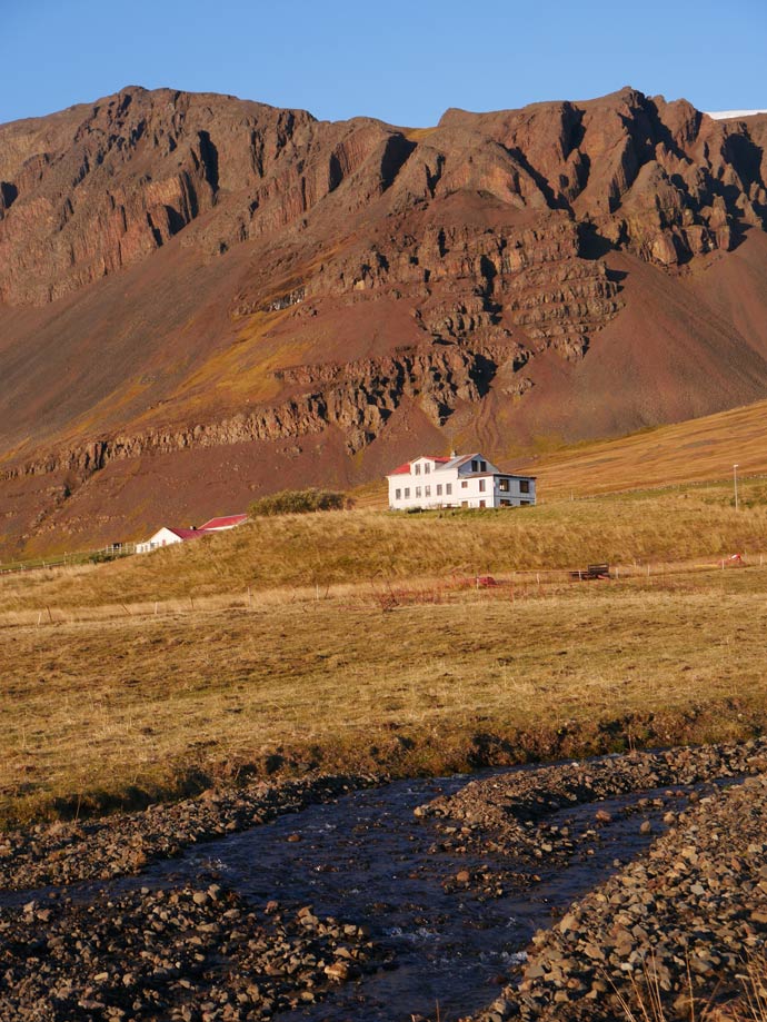 gaesthaus-einsam-in-bergigier-landschaft-in-nordisland