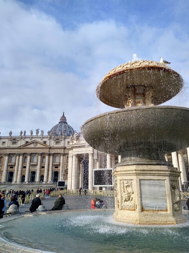 brunnen-im-vatikan-hintergrund-petersdom