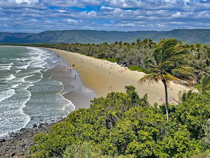 blick-von-oben-auf-sandstrand-mit-palmen-australien