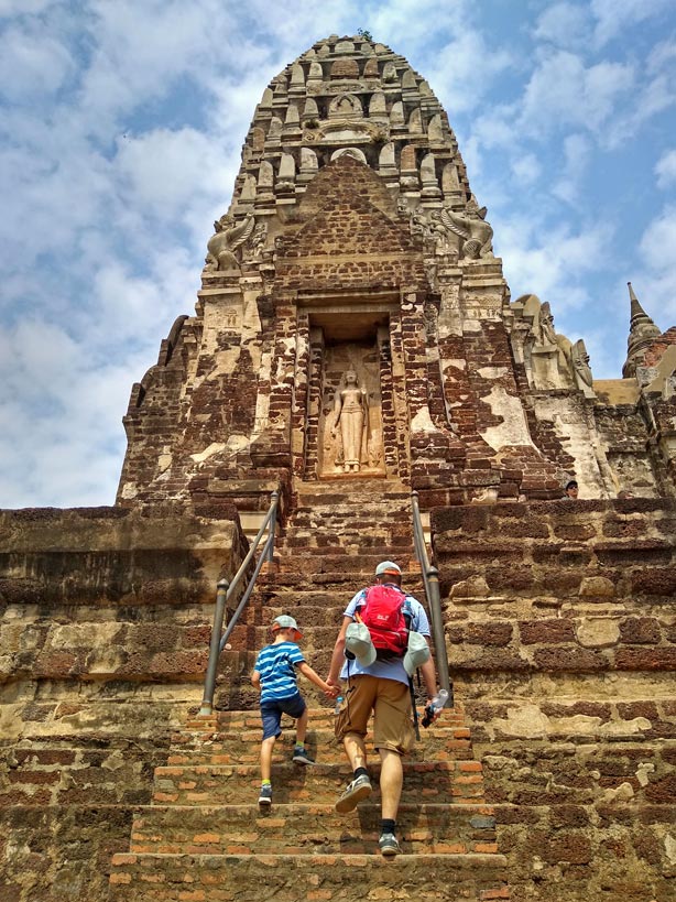 vater-und-sohn-laufen-hand-in-hand-auf-alten-tempel-in-thailand