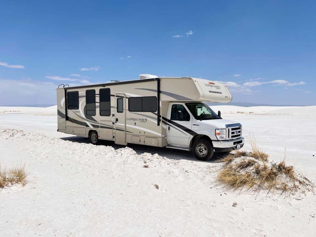 grosser-camper-in-weissem-sand-in-den-usa