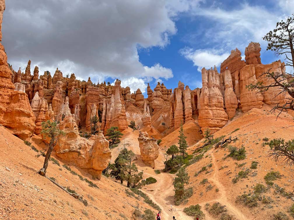 hohe-rote-felsnadeln-im-bryce-canyon