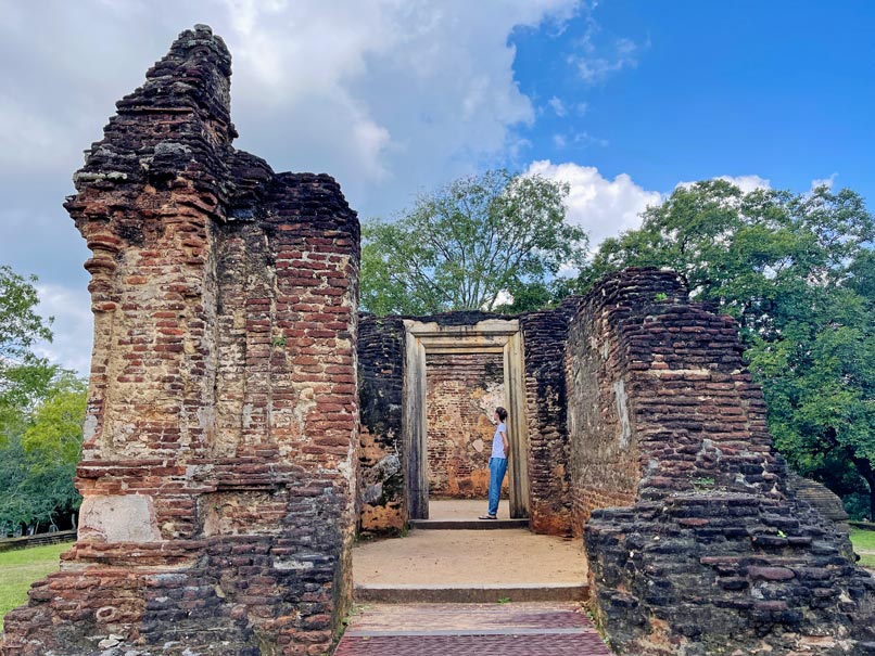 frau-lehnt-an-mauer-in-historischer-staette-sri-lanka