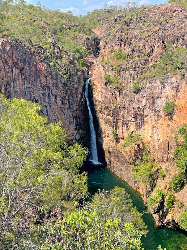 tolmer-falls-schmaler-hoher-wasserfall-zwischen-schlucht-in-australien