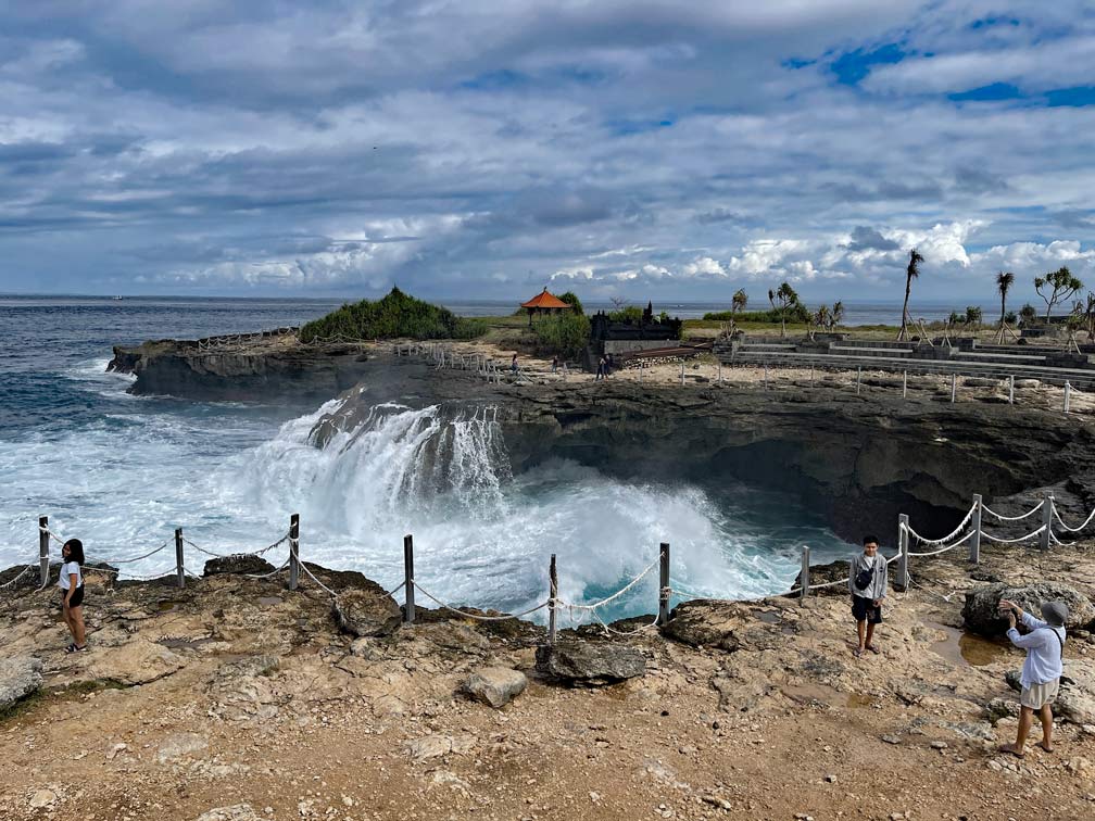 hohe-welle-peitscht-gegen-felsklippe-nusa-lembongan