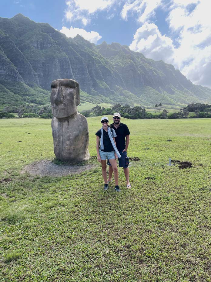 ehepaar-neben-statue-vor-bergektte-auf-hawaii