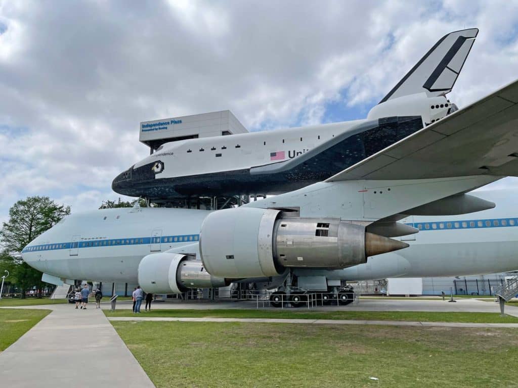 shuttle-carrier-aircraft-flugzeug-welches-eine-rakete-traegt-im-nasa-johnson-space-center-houston-in-texas