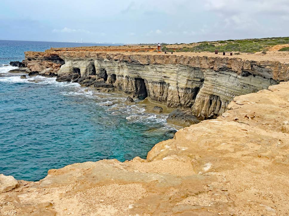 zerklueftete-felskueste-mit-felshoehlen-am-meer-am-kap-greco-zypern