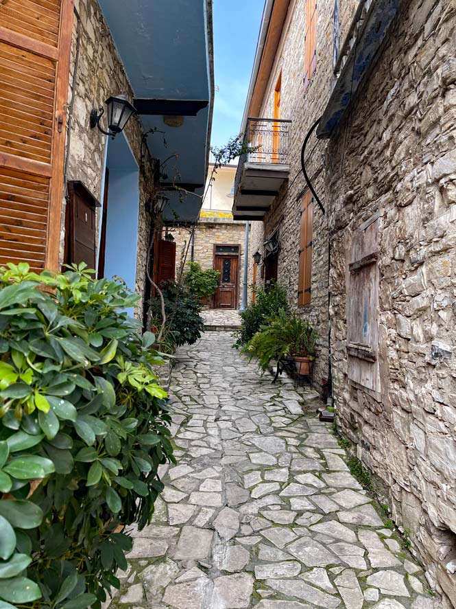 kleine-gasse-mit-steinernen-haeusern-in-pano-lefkara-zypern