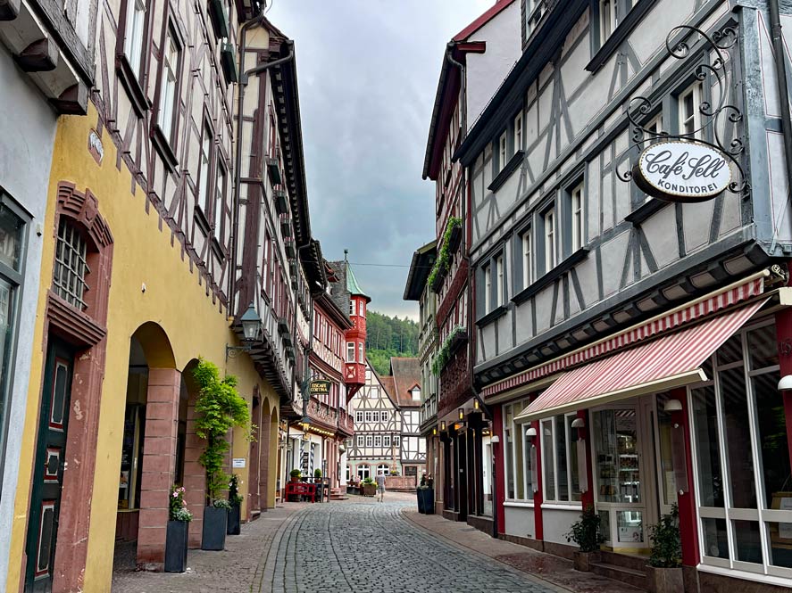 fussgaengerzone-mit-fachwerkhaeusern-zu-beiden-seiten-in-miltenberg