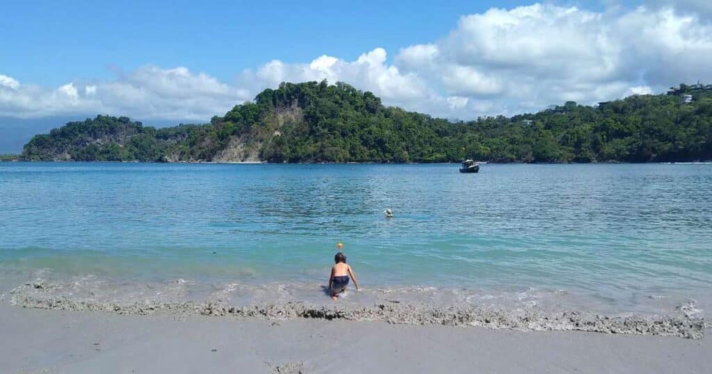 kind-spielt-im-hellen-sand-an-tuerkisem-meer-in-costa-rica