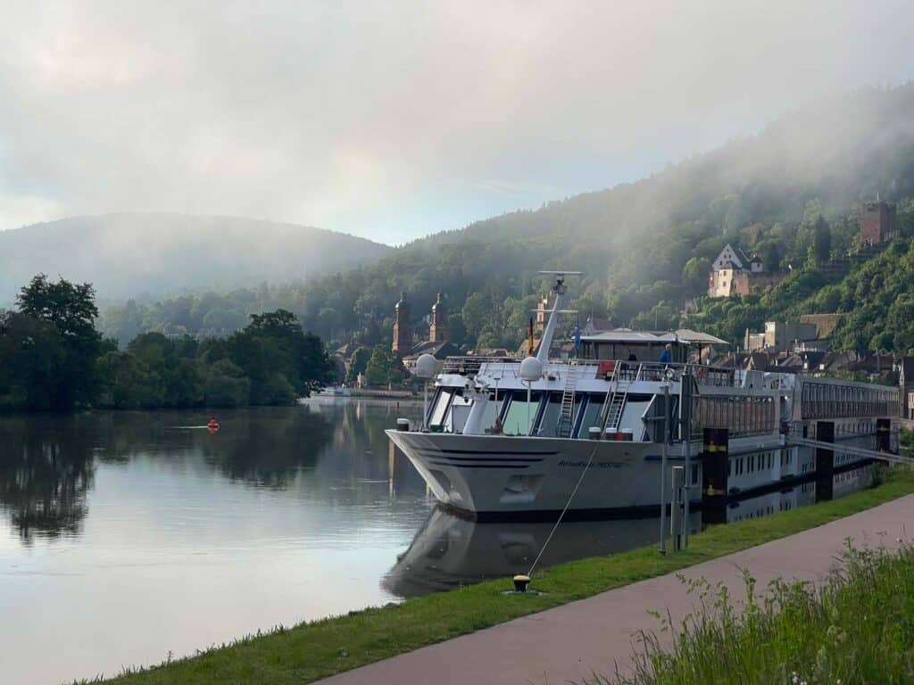 mainufer miltenberg mit wohnmobil