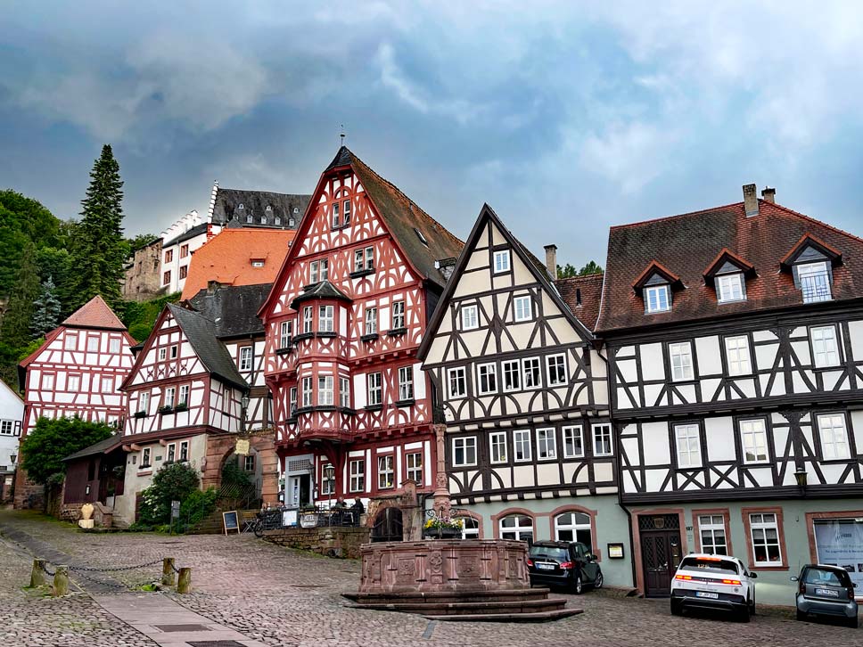 fachwerkhaeuser-am-marktplatz-miltenberg