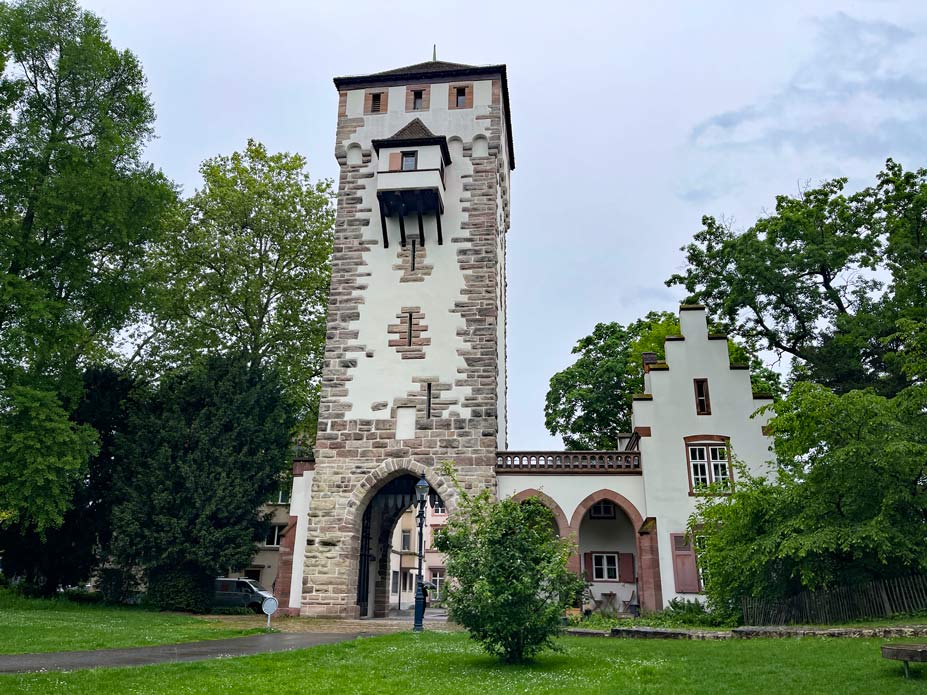 steinernes-historisches-st-alban-tor-in-basel-im-park