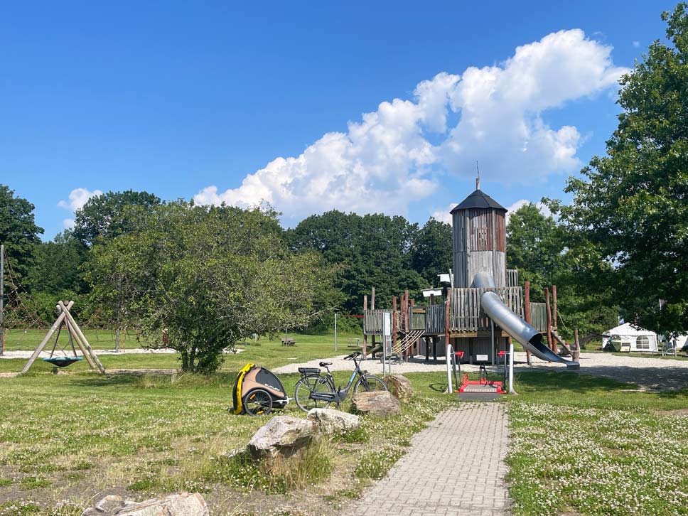 spielplatz-am-bostalsee-mit-nestschaukel-und-kletterturm-mit-rutsche