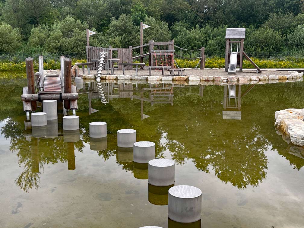 wasserspielplatz-am-bostalsee-ohne-kinder-betonpfeiler-im-wasser-zu-balancieren-fuerehn-zu-weiteren-wasser-spielgeraeten