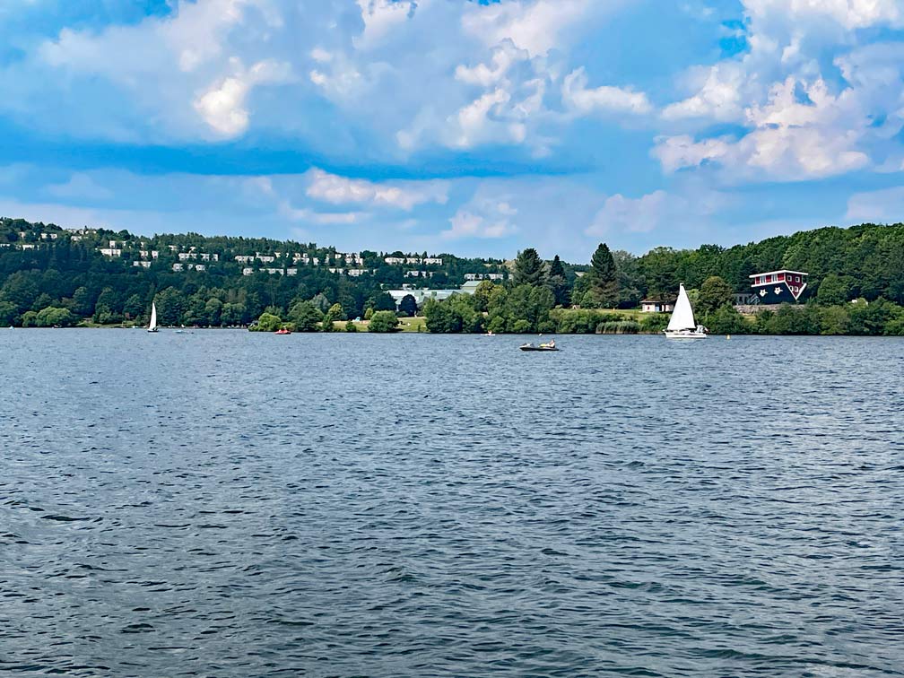 blick-ueber-bostalsee-auf-andere-uferseite-mit-center-parcs-haeusern-im-begruenten-hang-und-das-haus-steht-kopf