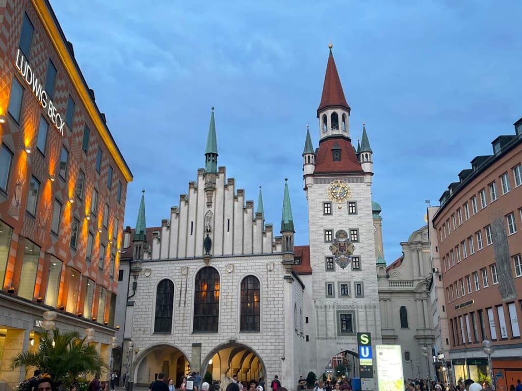 weisses-gebaeude-altes-rathaus-in-muenchen