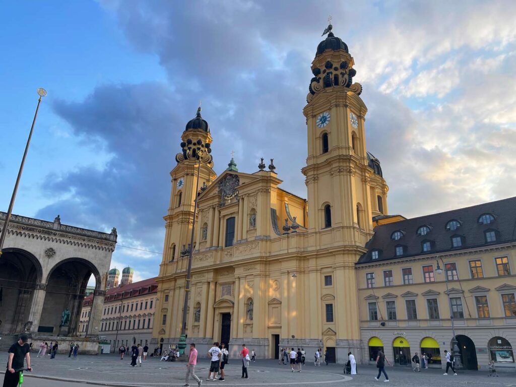 gelbe-theatrinkirche-in-muenchen