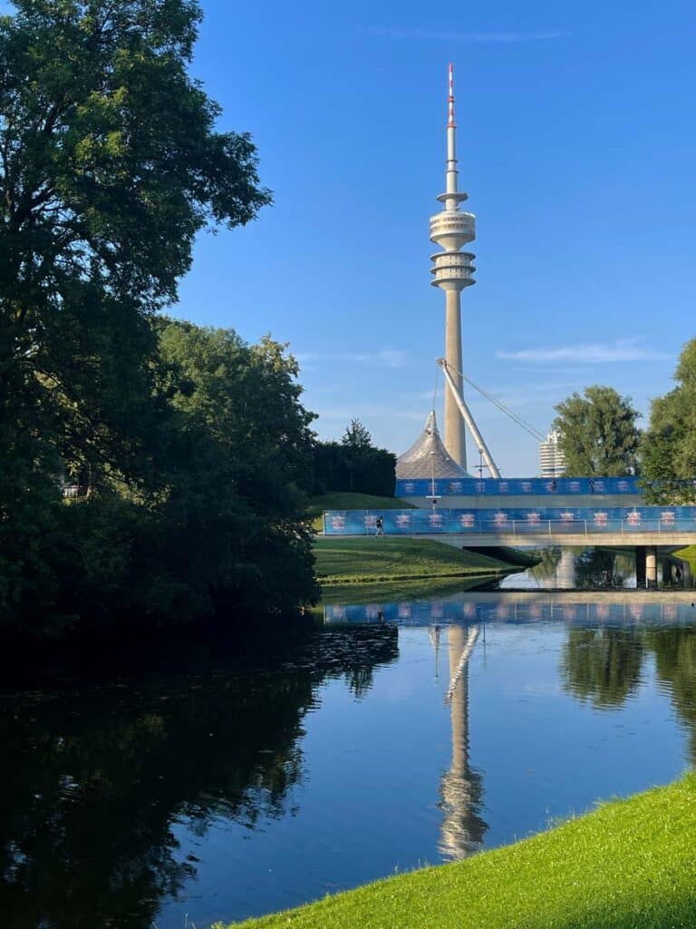 olympiaturm-vor-see-in-muenchen