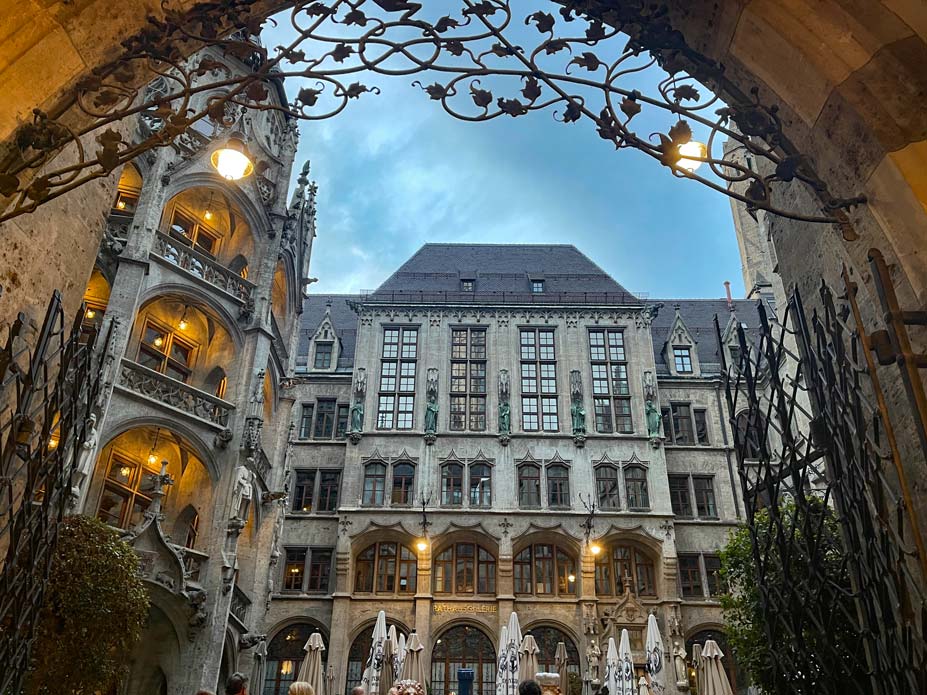 prunkhof-im-neuen-rathaus-muenchen