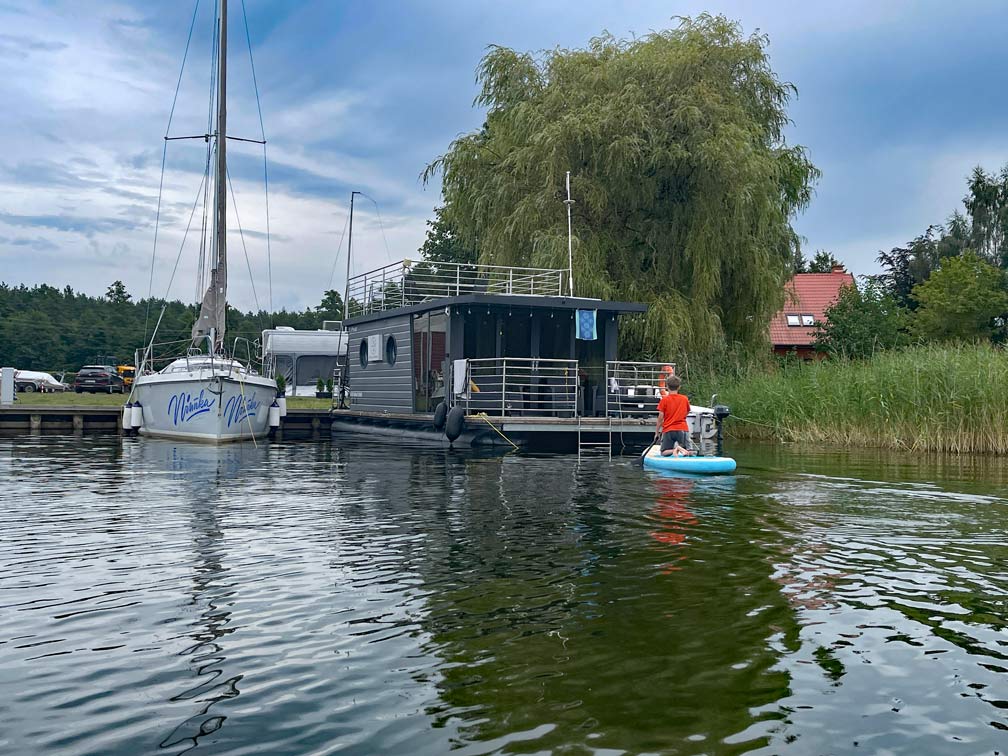 hausboot-am-hafen-neben-schilf-in-masuren