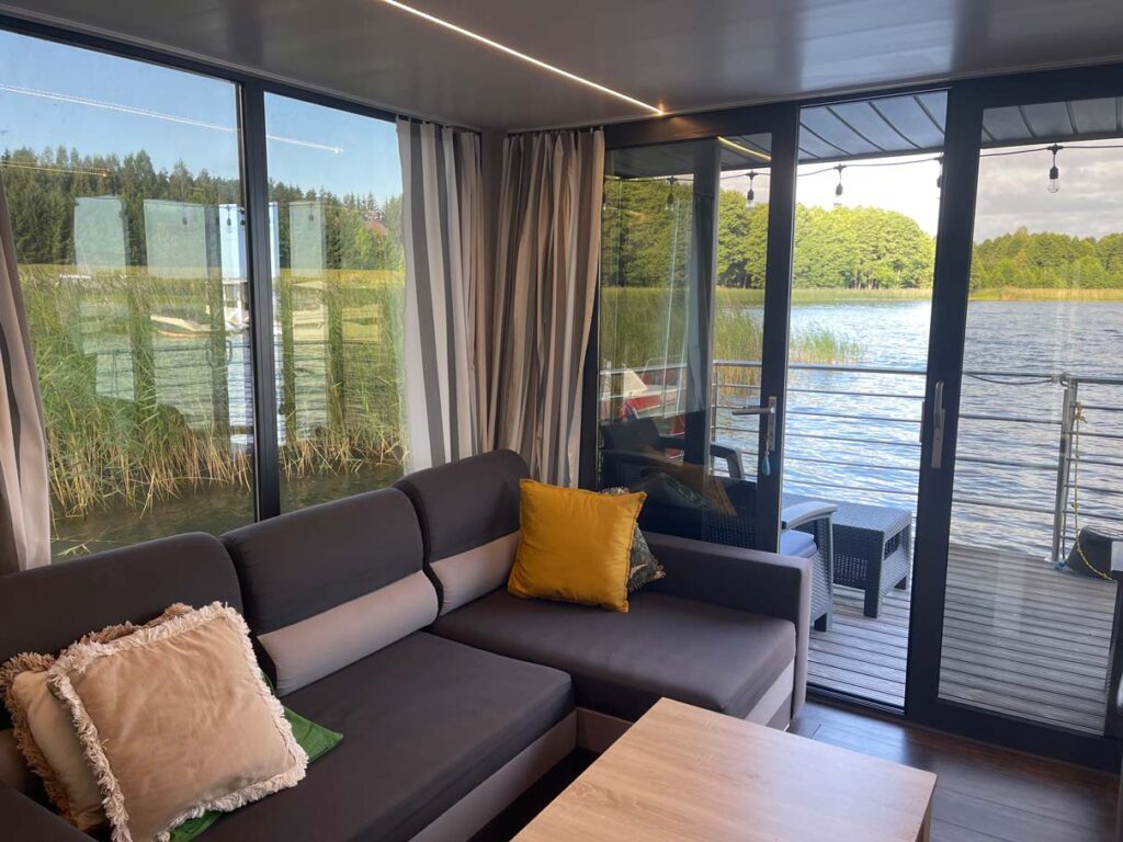 wohnzimmer-im-hausboot-in-polen-an-masurischer-seenplatte