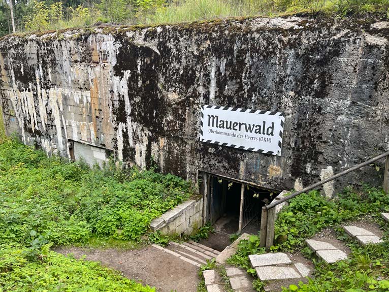 Eingang in Bunker in Masuren mit Schild Mauerwald