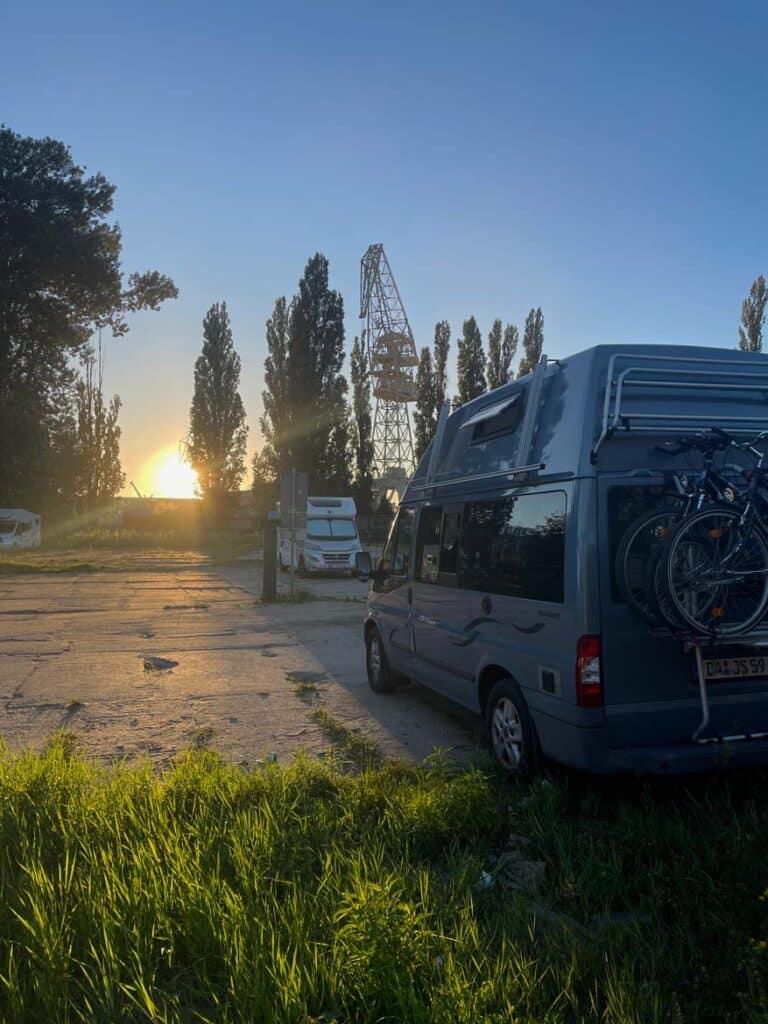 wohnmobil-auf-parkplatz-vor-kran-in-danzig