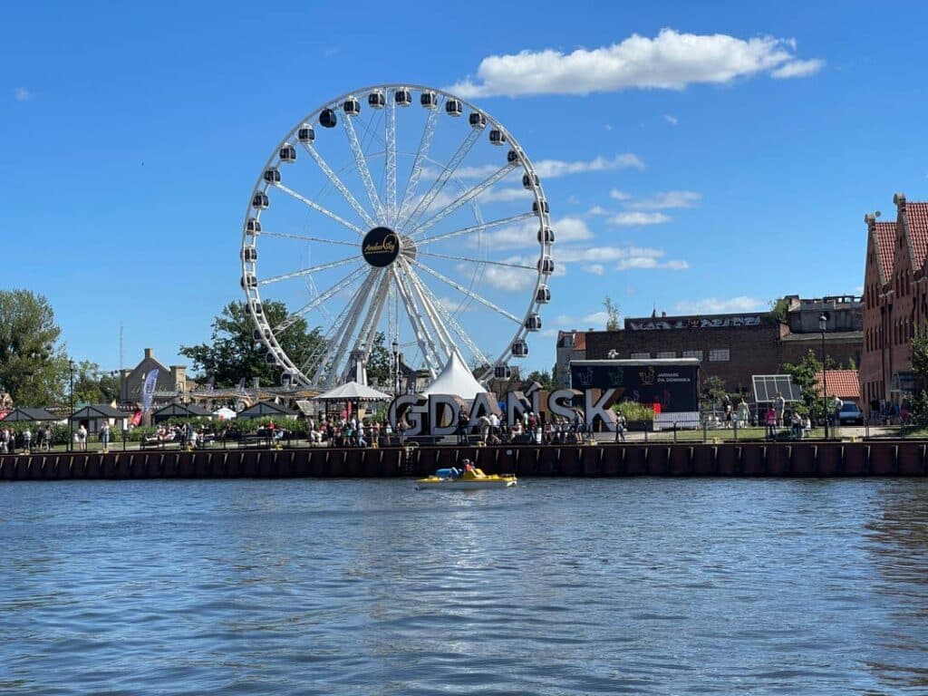 riesenrad-und-gdansk-schriftzug-an-der-motlawa