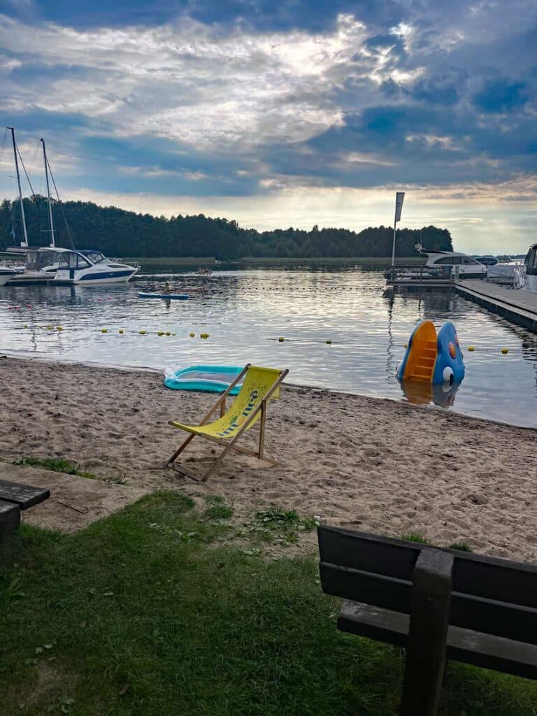 kleiner Sandstrand im Hotel in Masuren