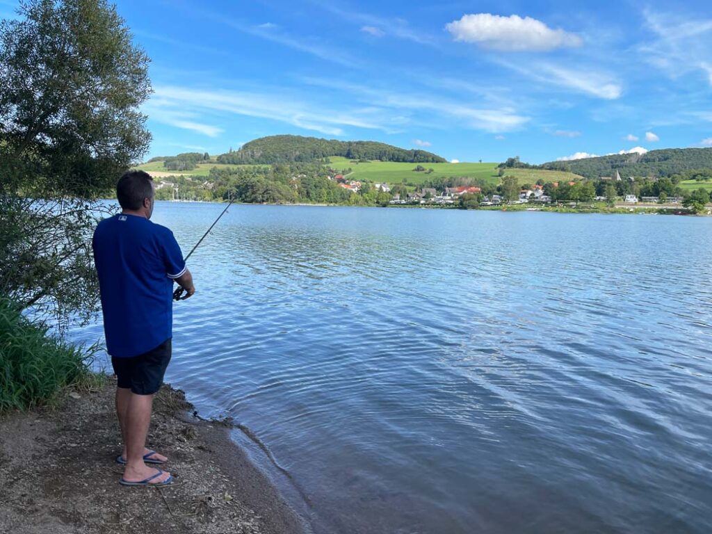 mann-angelt-am-diemelsee