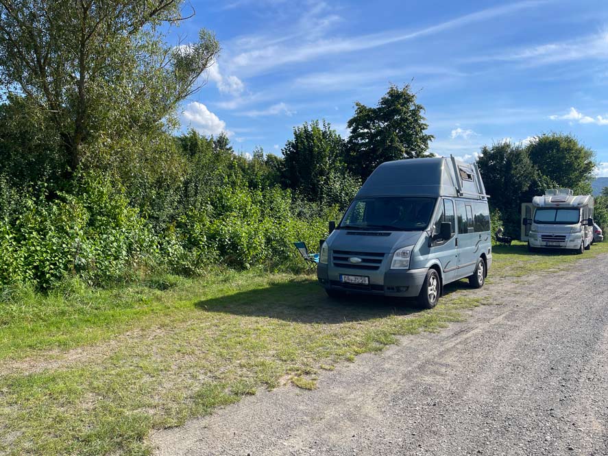 Ford Nugget steht mit anderem Wohnmobil auf Grünstreifen auf dem Wohnmobilstellplatz Diemelsee