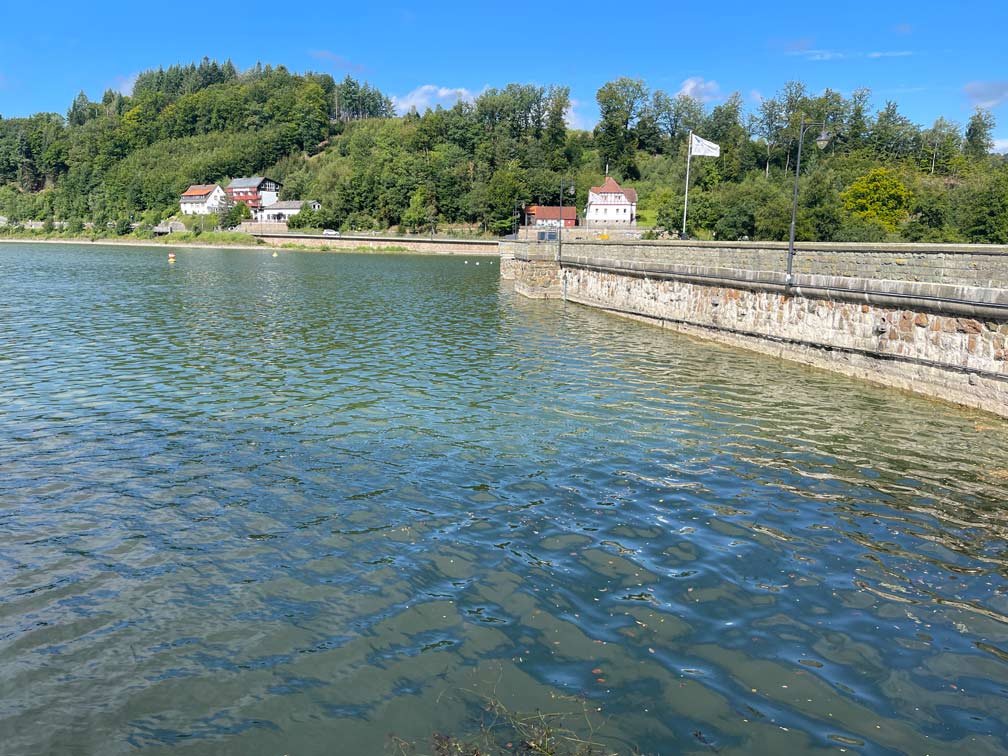 staumauer-am-diemelsee-von-der-wasserstandsseite-bei-sonnenschein