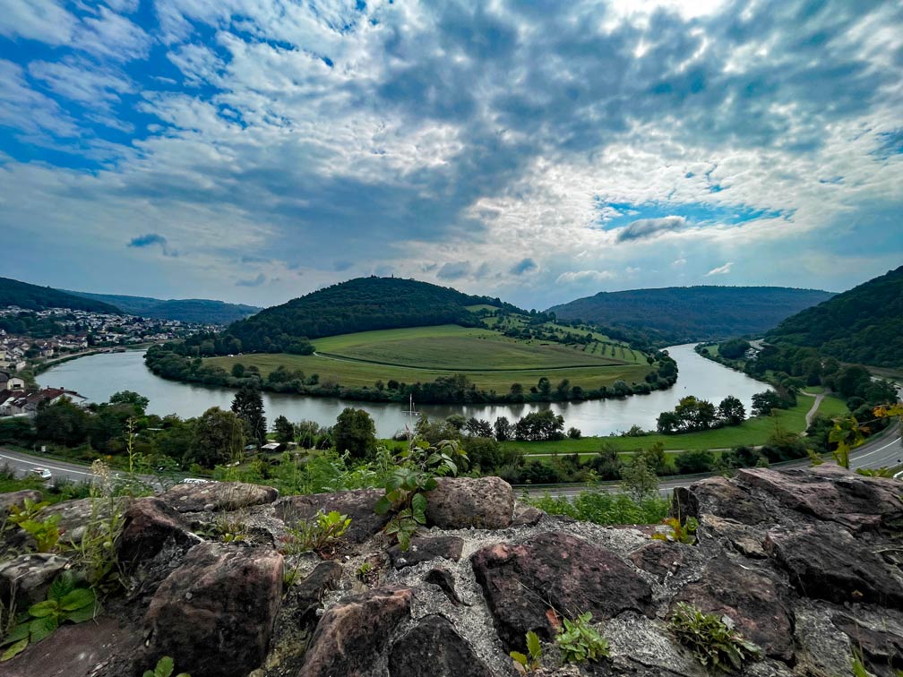 neckarschleife-in-neckarsteinach-fotografiert-ueber-burgmauer-der-hinterburg