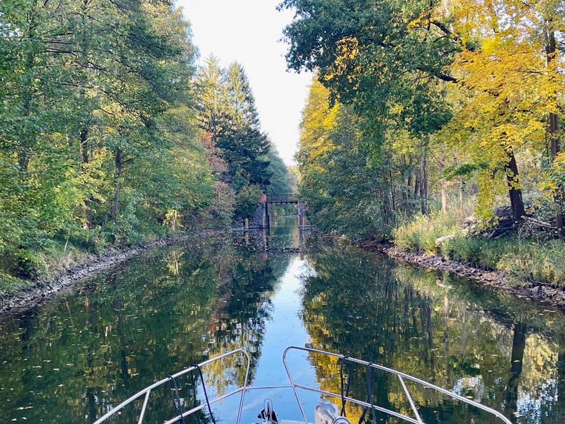 kanal-auf-der-havel-mit-schmaler-bruecke-im-herbst