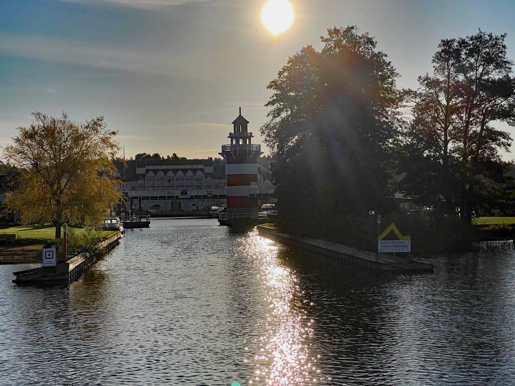 leuchtturm-rheinsberg-vom-wasser-aus-mit-tiefstehender-sonne