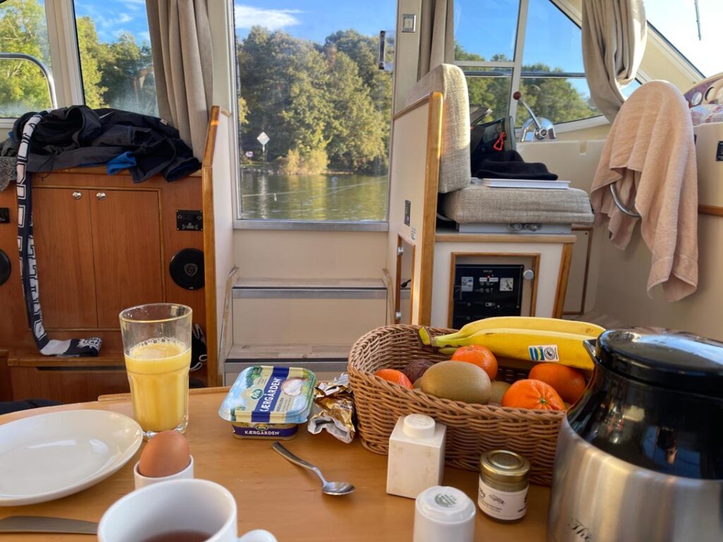 fruehstueckstisch-im-hausboot-mit-frischem-obst-und-saft