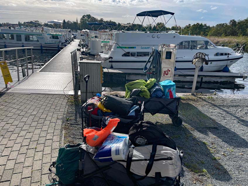 bollerwagen-mit-gepaeck-vor-hausboot