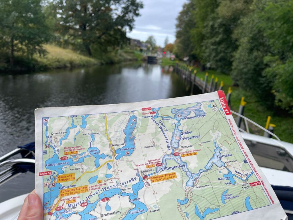 seenkarte-im-hintergrund-schleuse-auf-mecklenburgischer-seenplatte